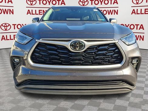 Used 2021 Toyota Highlander XLE AWD/4WD image 2