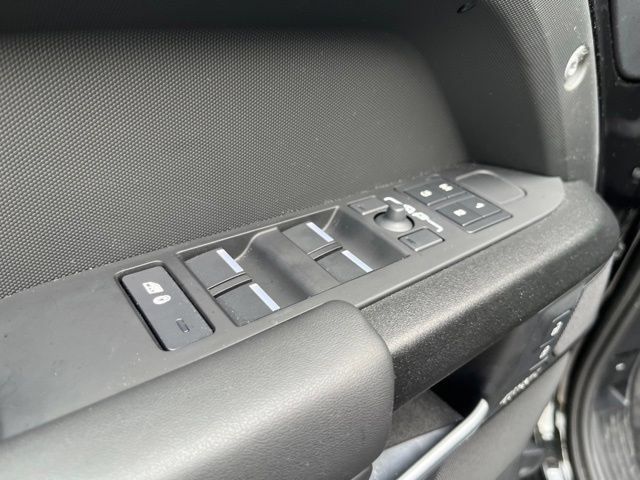 Used 2025 Land Rover Defender 110 V8 AWD/4WD image 19
