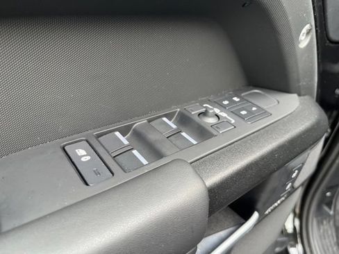 Used 2025 Land Rover Defender 110 V8 AWD/4WD image 19