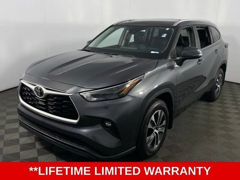 Used 2024 Toyota Highlander XLE FWD image 3