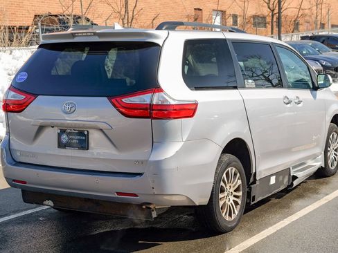 Used 2018 Toyota Sienna XLE w/ XLE Navigation Package FWD image 7