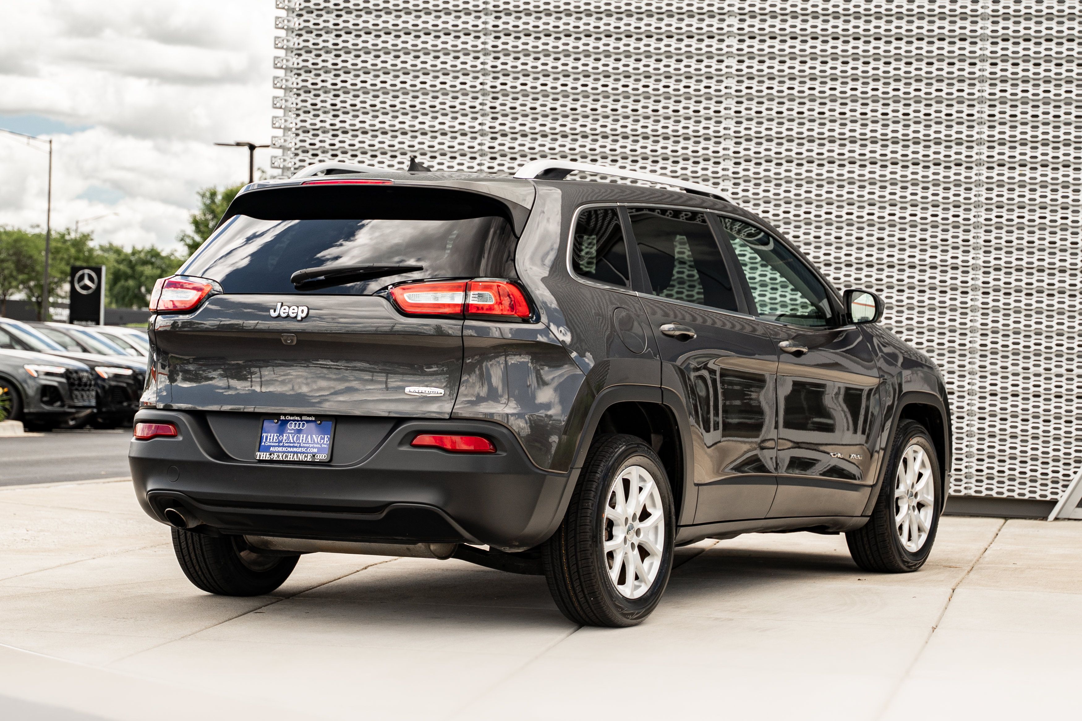 Used 2016 Jeep Cherokee Latitude w/ Cold Weather Group FWD image 4