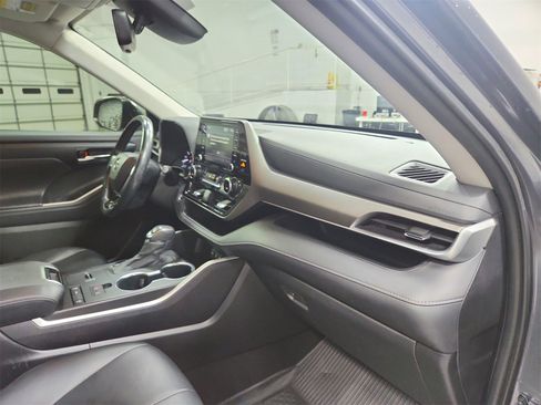 Used 2020 Toyota Highlander XLE image 37