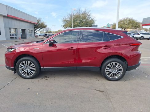 Used 2021 Toyota Venza XLE image 3