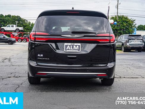 Used 2023 Chrysler Pacifica Touring-L FWD image 12