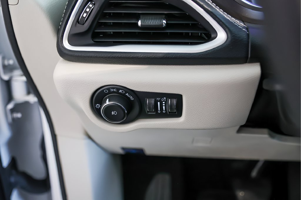 Used 2024 Chrysler Pacifica Limited FWD image 17