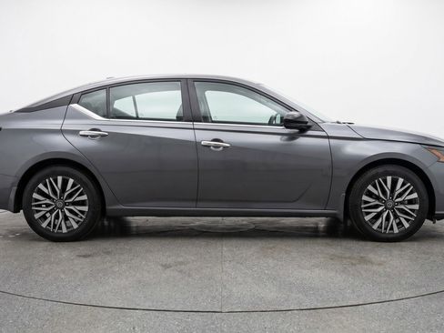 Used 2025 Nissan Altima 2.5 SV FWD image 11