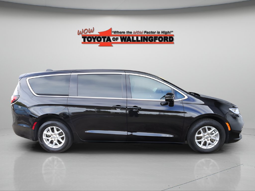 Used 2025 Chrysler Pacifica Select FWD image 14