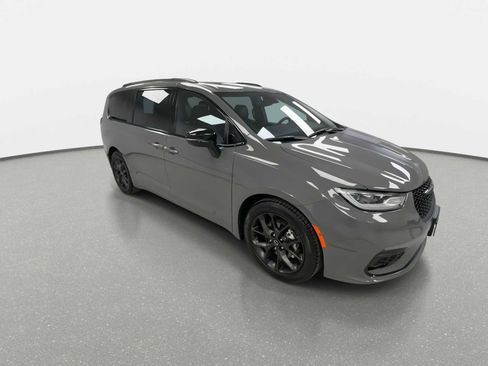 Used 2025 Chrysler Pacifica Limited image 2