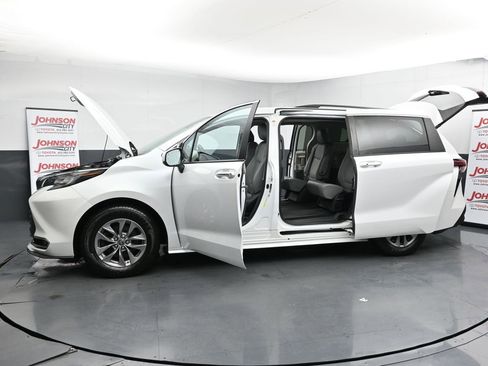 Used 2022 Toyota Sienna XLE image 28