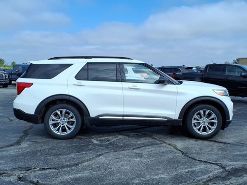 Used 2023 Ford Explorer XLT w/ Equipment Group 202A AWD/4WD image 2