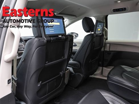 Used 2022 Chrysler Pacifica Touring-L w/ Uconnect Theater Family Group FWD image 23