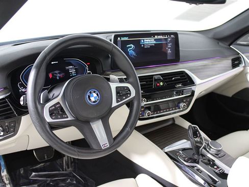 Used 2023 BMW 530e w/ M Sport Package image 7