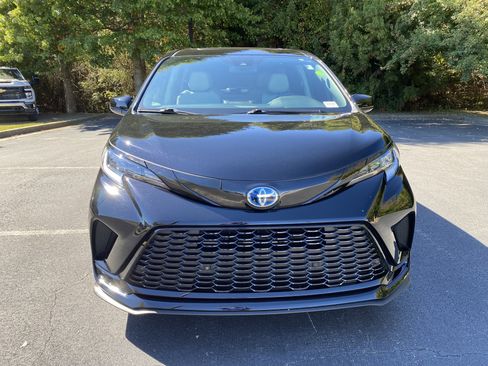 Used 2025 Toyota Sienna XSE image 3