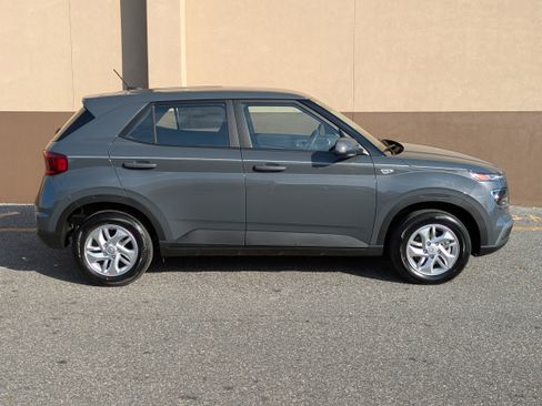 New 2026 Hyundai Venue SE image 3