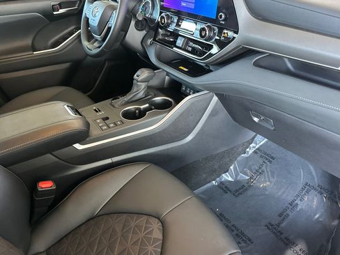 Certified 2025 Toyota Highlander XLE image 21