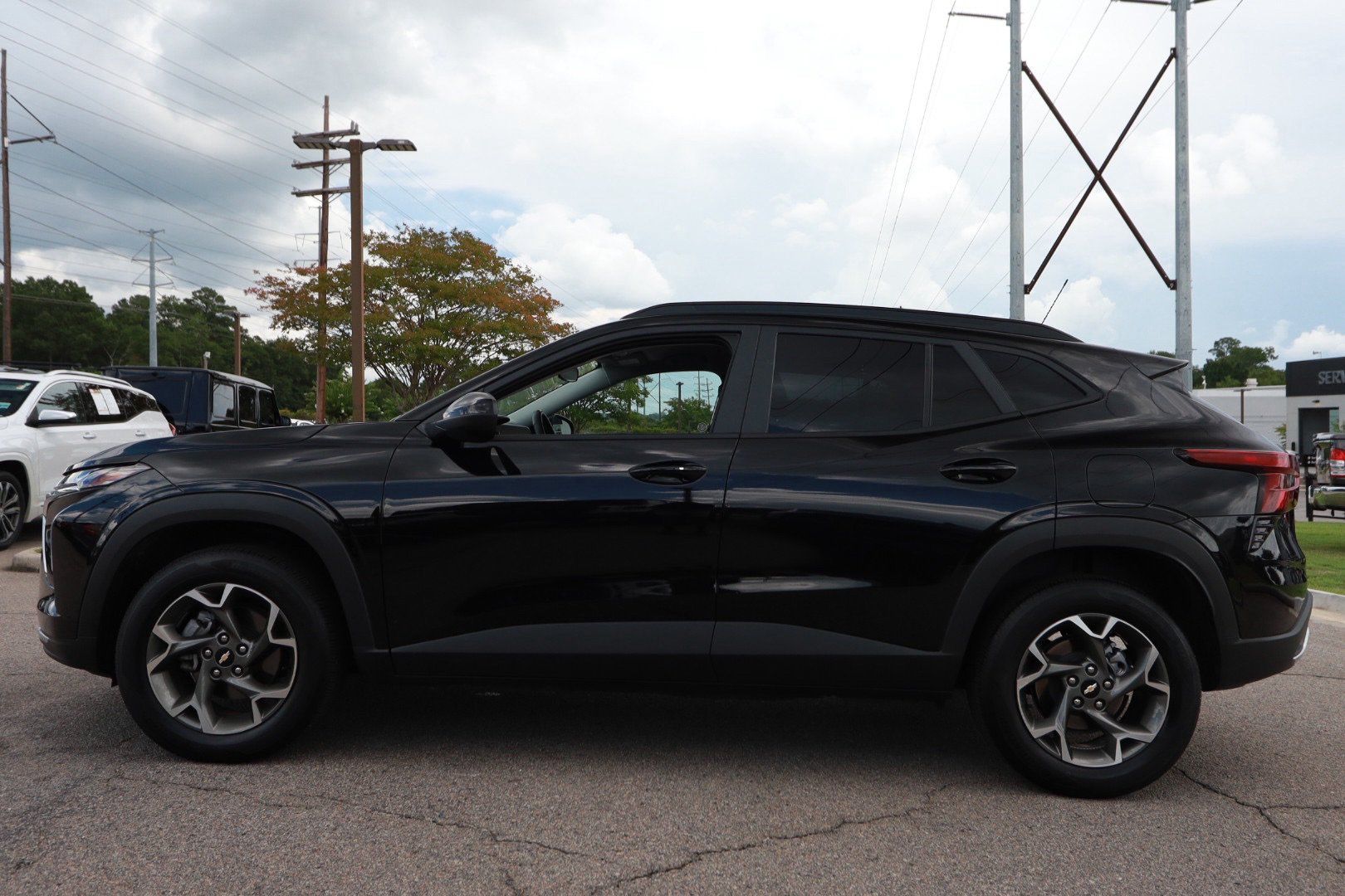 Used 2025 Chevrolet Trax LT w/ LT Convenience Package FWD image 2