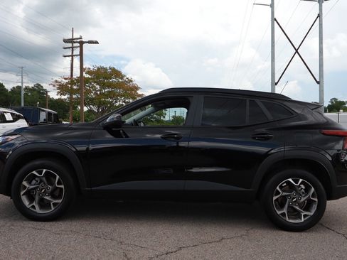 Used 2025 Chevrolet Trax LT w/ LT Convenience Package FWD image 2