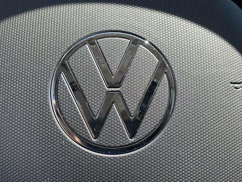 Certified 2025 Volkswagen Taos SE FWD image 22