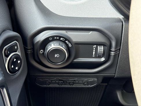 Used 2024 Jeep Wrangler Unlimited Sahara AWD/4WD image 13