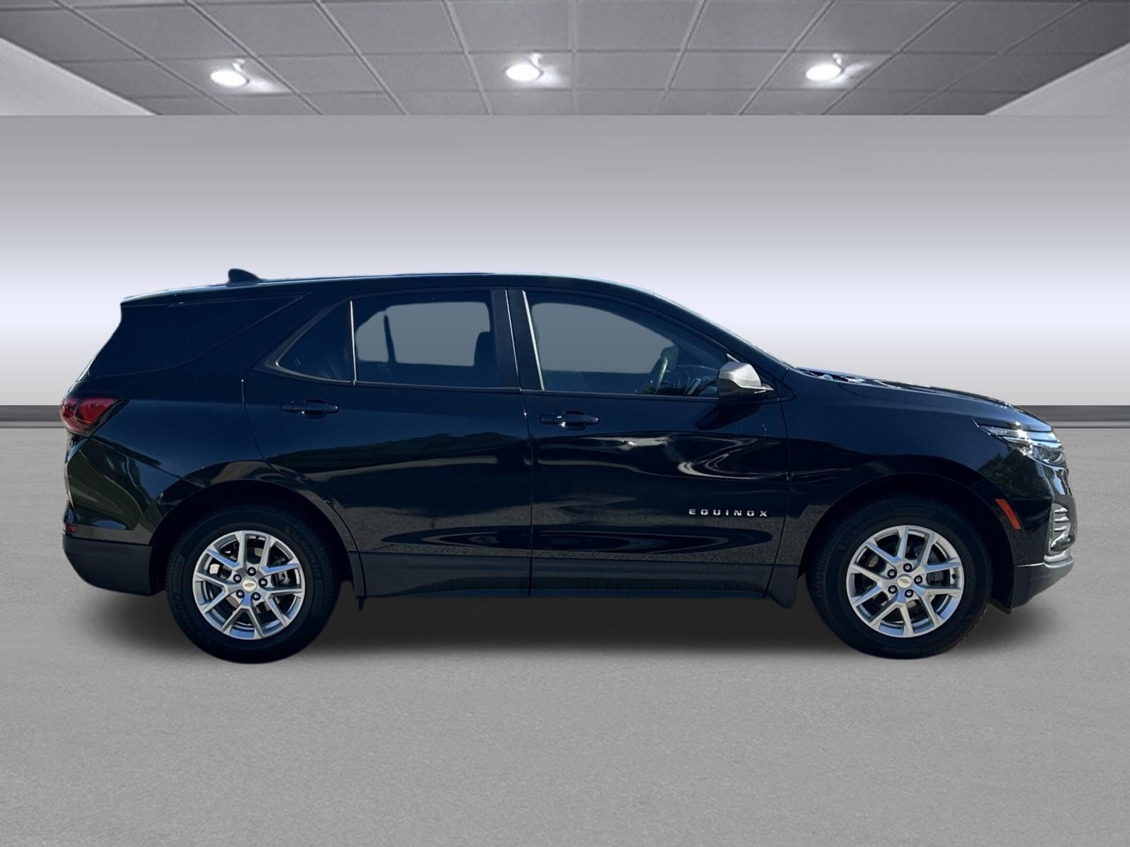 Used 2023 Chevrolet Equinox LS w/ LS Convenience Package FWD image 2