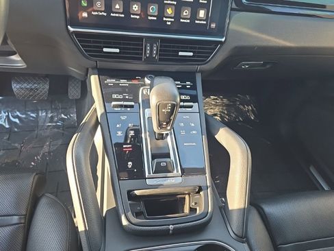 Used 2023 Porsche Cayenne Platinum Edition image 21