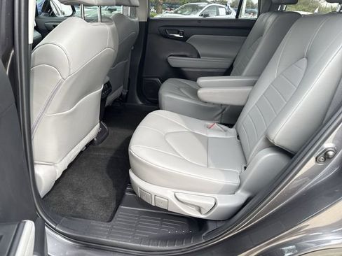 Used 2023 Toyota Highlander XLE image 16