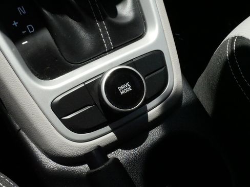 Used 2021 Hyundai Venue SEL FWD image 25