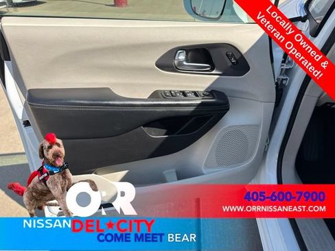 Used 2022 Chrysler Pacifica Touring-L FWD image 16