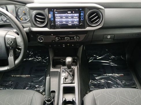 Used 2019 Toyota Tacoma TRD Sport w/ Technology Package image 4