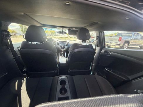 Used 2017 Hyundai Veloster Value Edition image 27