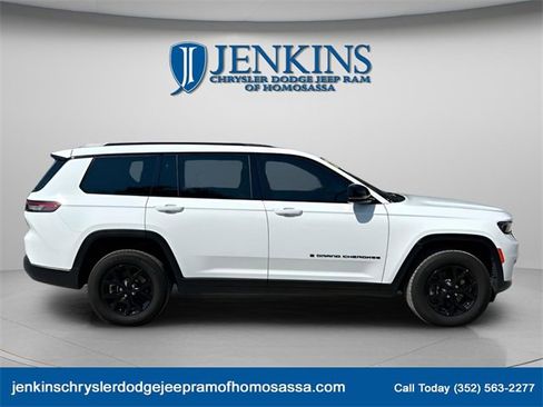 Certified 2024 Jeep Grand Cherokee L Altitude image 2