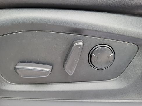 Used 2022 Ford Explorer XLT w/ Equipment Group 202A image 22