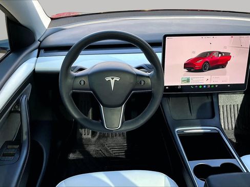 Used 2024 Tesla Model Y 2WD image 5