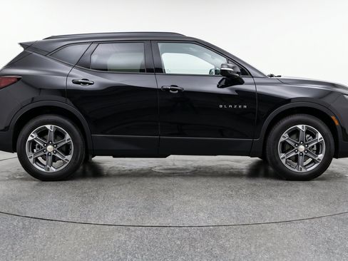 Used 2025 Chevrolet Blazer LT FWD image 11