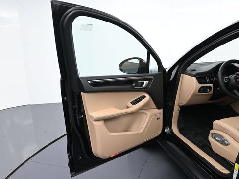 Used 2026 Porsche Macan AWD/4WD image 16
