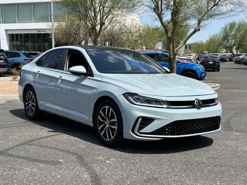 Used 2025 Volkswagen Jetta SE FWD image 6
