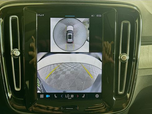 Used 2025 Volvo XC40 B5 Plus image 23