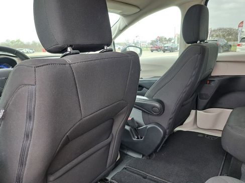 Used 2023 Chrysler Voyager LX image 29