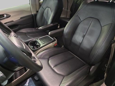 Used 2024 Chrysler Pacifica Touring-L image 18