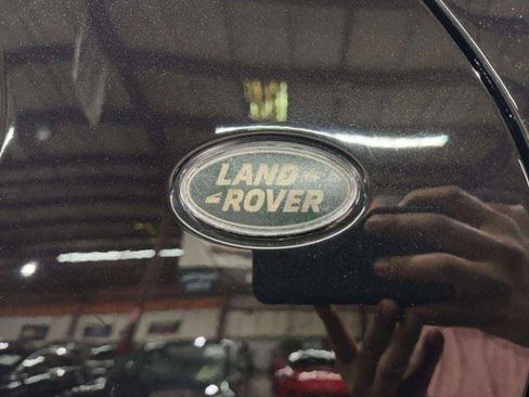 Used 2017 Land Rover Discovery HSE AWD/4WD image 13