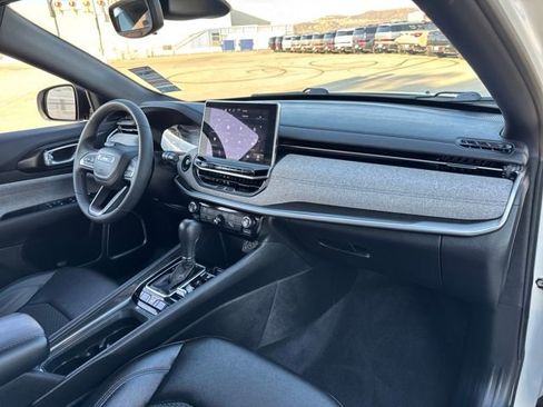 Used 2024 Jeep Compass Latitude image 25