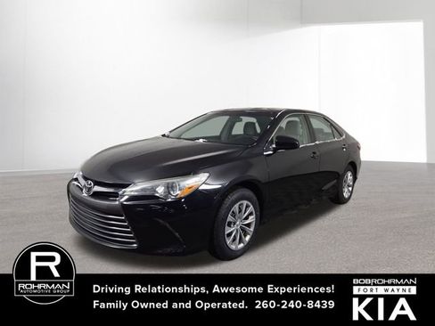 Used 2015 Toyota Camry LE image 1