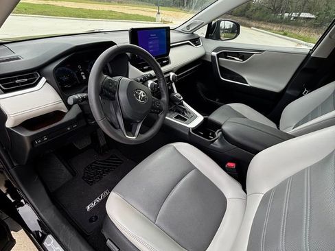 Used 2024 Toyota RAV4 Limited image 10