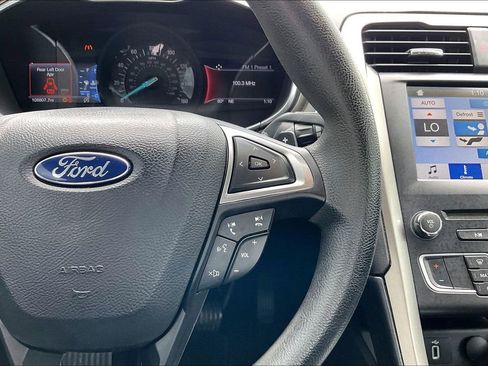 Used 2017 Ford Fusion SE w/ Fusion SE Technology Package FWD image 11