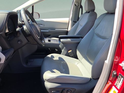 Certified 2023 Toyota Sienna Limited image 13