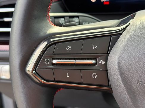 Used 2025 Chevrolet Traverse RS FWD image 25