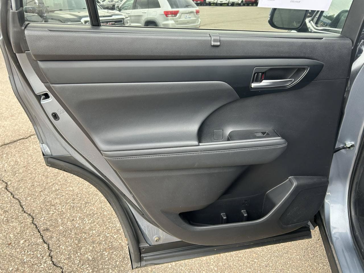Used 2022 Toyota Highlander XLE AWD/4WD image 14