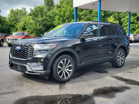 Used 2025 Ford Explorer ST-Line AWD/4WD image 2