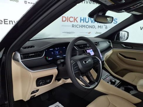 Used 2024 Jeep Grand Cherokee L Limited w/ Black Appearance Package AWD/4WD image 13